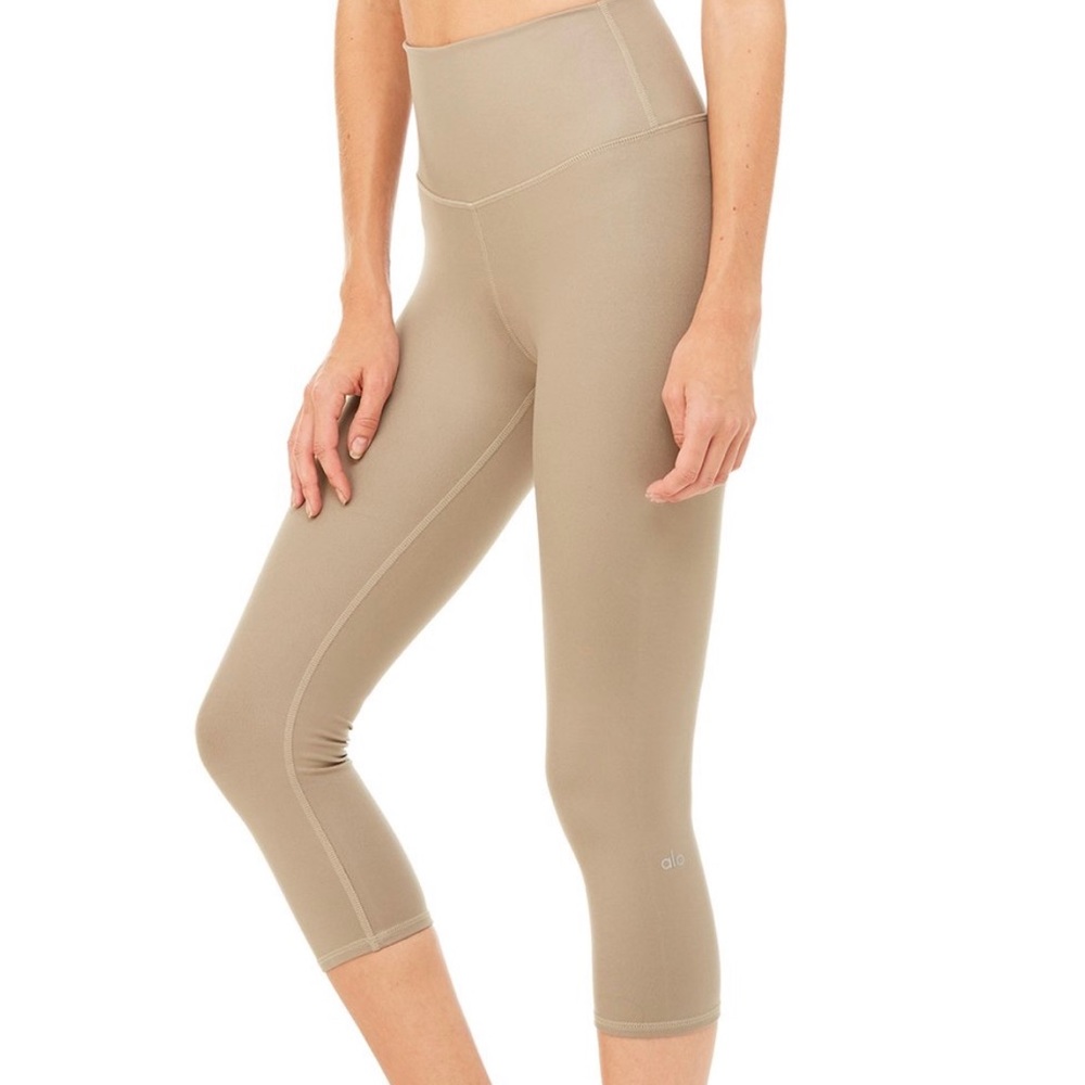 High-Waist Airbrush Capri - Picture 2 of 13